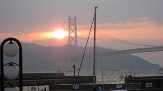 夕日の明石海峡大橋