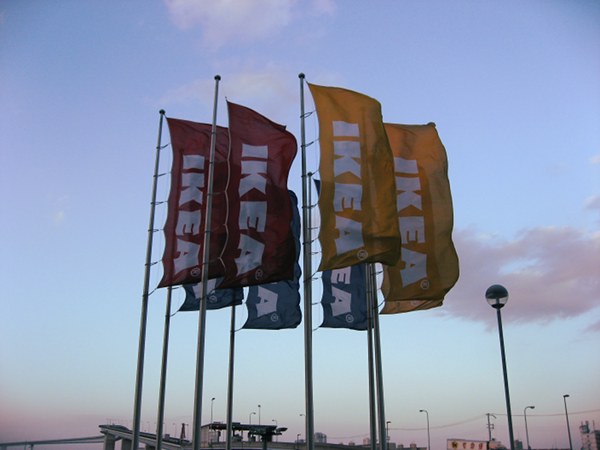 強風でたなびくIKEAの旗